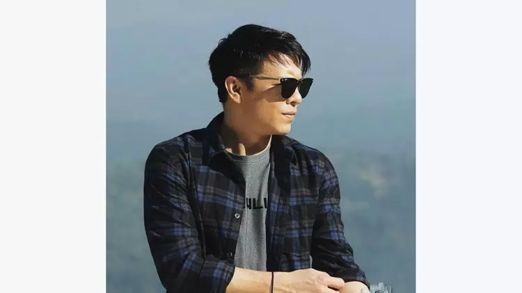 Transformasi Model Rambut Ariel Noah - Side-Swept Undercut.