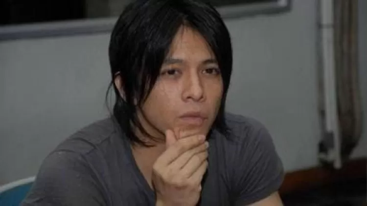 Transformasi Model Rambut Ariel Noah - Gondrong Belah Tengah.