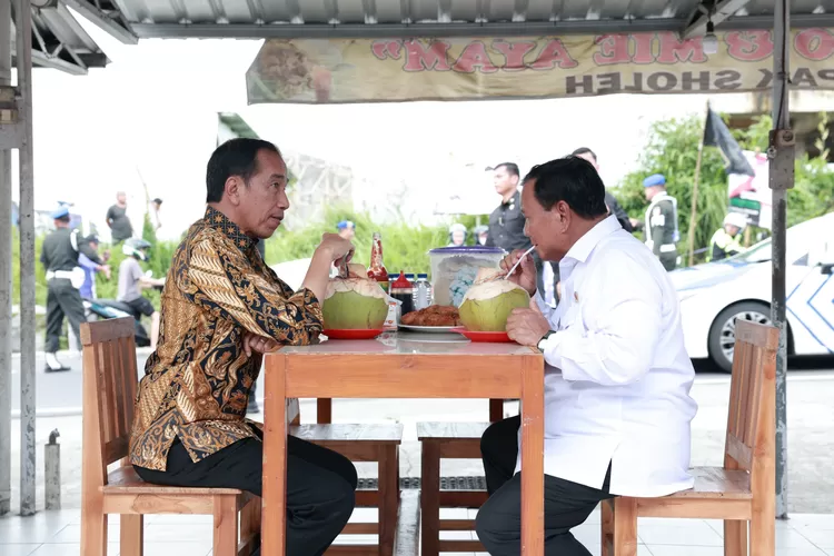 Momen Presiden RI Joko Widodo dan Menteri Pertahanan RI Prabowo Subianto santap siang bersama.
