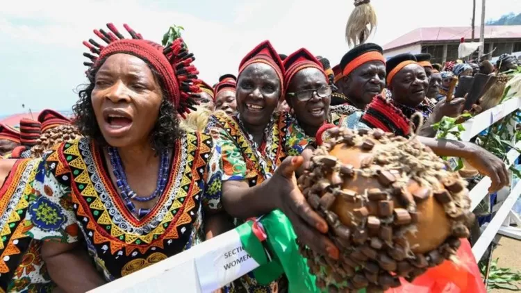 Wanita Kamerun berpakaian tradisional