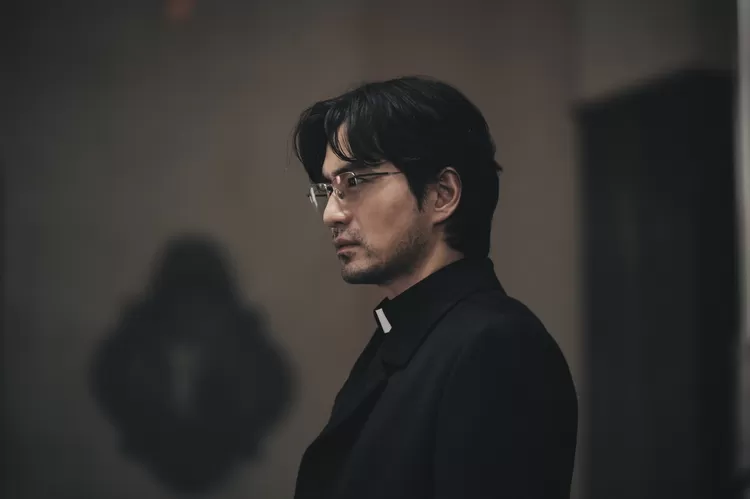 Aktor Lee Jin-wook akan menampilkan sisi berbeda dalam film thriller okultisme "Black Nuns". Ia akan berperan sebagai Pendeta Paolo, seorang spesialis psikiatri yang percaya pada metode ilmiah.