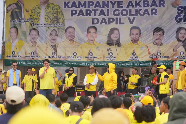 Ravindra Airlangga saat menyapa ribuan massa saat kampanye akbar Partai Golkar di Leuwisadeng, Kabupaten Bogor, Minggu, 4 Februari 2024.