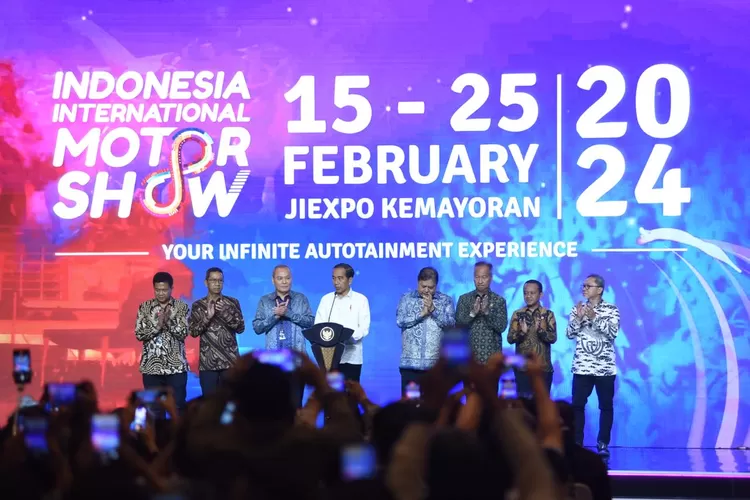Presiden Jokowi saat membuka pameran otomotif IIMS 2024 di Jiexpo Kemayoran Jakarta, Kamis, 15 Februari 2024.