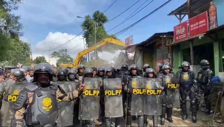 Satpol PP Kabupaten Bogor memasang barikade saat penertiban PKL di kawasan Puncak, Cisarua, Kabupaten Bogor, Senin, 24 Juni 2024.