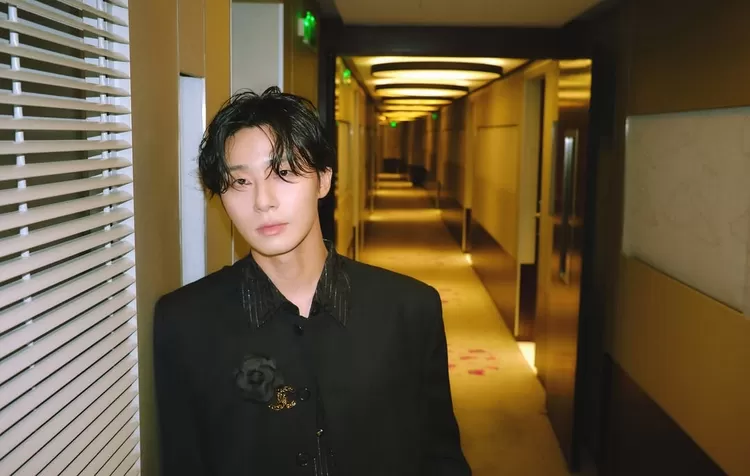 Sering dihujat tak cukup tampan, Park Seo Joon tetap bersinar dan kembali dengan drama romcom JTBC Surely Tomorrow pada Desember 2025.