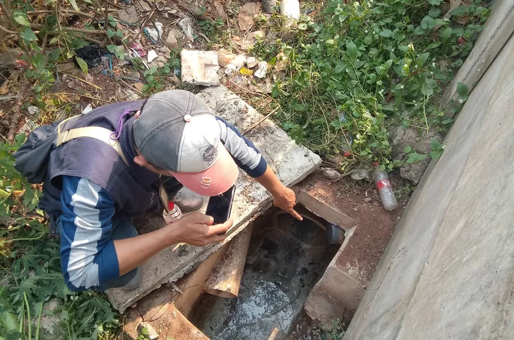 Salah satu pembuangan air limbah bakso yang ditutup pipa dari saluran IPAL mengalir ke Kali Cikeas., Kamis (26/10/2023). (FOTO: Dharma/)
