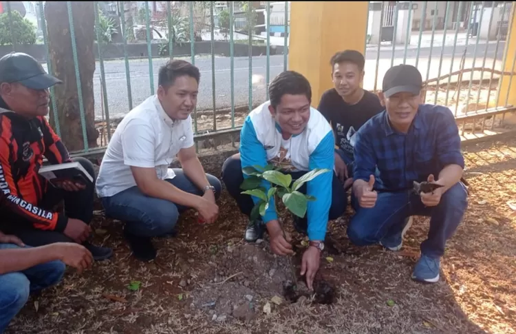 Ketua KNPI Kota Depok Army Mulyanto menanam pohon di taman kantor PWI Depok