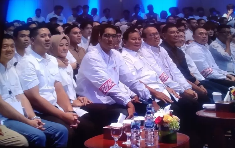Koordinator Nasional Penerus Negeri M. Pradana Indraputra (keempat kiri) meyakini Capres Prabowo dan Cawapres Gibran menjadi paket lengkap kebutuhan bangsa di masa depan Negeri ini menuju Indonesia Emas 2045