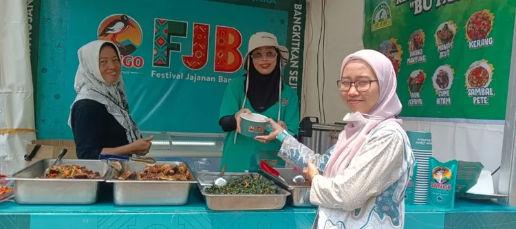 Kepala Manyung Bu Fat Semarang menjadi peserta langganan Festival Jajanan Bango (FJB) 2023 setiap tahunnya yang menyajikan makanan ikan manyung asap, diolah kuah bumbu pedas khas mangut Semarangan menjadi incaran para petualang rasa masakan khas Nusantara 