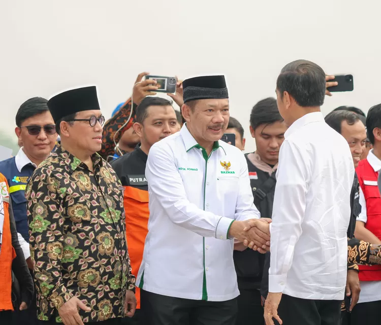 Presiden Jokowi berjabat tangan kepada Ketua Baznas RI Noor Achmad  usai melepas 51,5 ton bantuan logistik  bahan pangan ke Palestina di Bandara Halim Perdanakusuma, Sabtu (4/11/2023). 