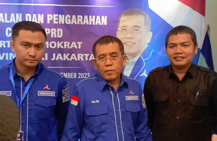 Ketua DPD Partai Demokrat  DKI Jakarta Mujiyono (tengah)  dan ketua KPU DKI Jakarta Wahyu  Dinata  menyampaikan  penjelasan terkait  acara pembekalan. 