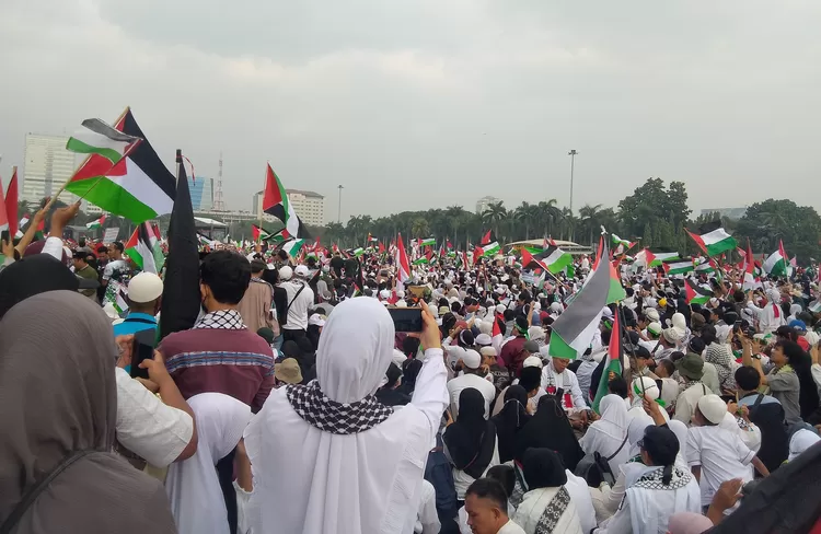 Ratusan ribu warga dari berbagai elemen masyarakat berkumpul di Kawasan Monas, Jakarta Pusat, pada Minggu (5/11/2023) untuk menyuarakan solidaritas dan mendukung Palestina dalam menghadapi krisis kemanusiaan di wilayah tersebut. (FOTO: Dharma/) 