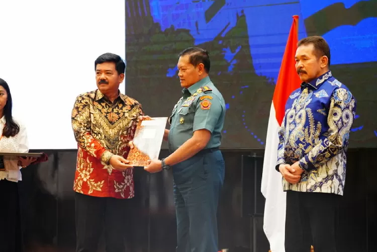 Panglima TNI sangat berterima kasih dan penghargaan kepada Menteri ATR, Jaksa Agung dan Kapolri serta seluruh Satgas yang bekerja keras untuk menyelesaikan sengketa lahan milik TNI. Foto: Puspen TNI