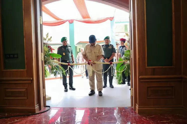 Menteri Pertahanan RI Prabowo Subianto meresmikan Ruang Makan Husein Akademi Militer di Magelang, Jawa Tengah, Kamis (9/11/2023). Foto: Humas Kemhan