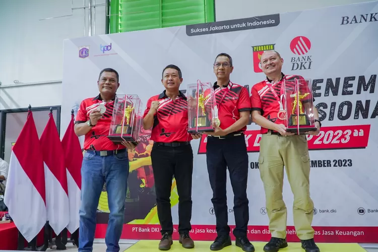 Pj Gubernur DKI Jakarta  Heru Budi Hartono tampil  sebagai juara  di kejurnas menembak Piala Bank DKI, pekan lalu di lapangan Senayan, Jakarta. 