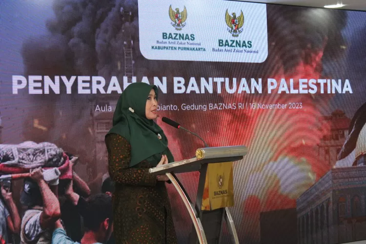 Ketua Baznas Kabupaten Purwakarta Rika R menyampaikan sambutan penyaluran donasi unyuk Palestina.