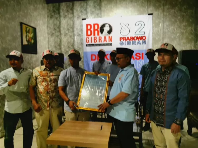 Ketua Bro Gibran  Fakhih menyerahkan fakta integritas  kepada anghota TKN  paslon Prabowo- Gibran, Dr Syarif, MSI