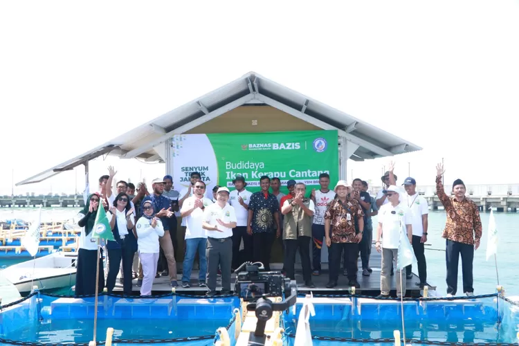 Pimpinan Baznas Bazis DKI Jakarta bersama  para nelayan  pada acara pelepasan bibit  ikan  Kerapu di Pulau Tidung.