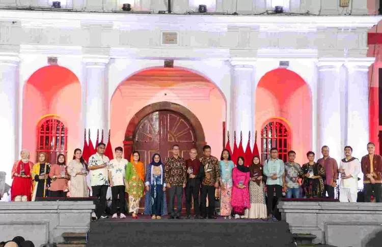 Pj Gubernur DKI Jakarta Heru Budi Hartono fose bersama para pejabat  terkait dan pelaku usaha UMKM  peserta Gernas di Jakarta Barat, Senin (202/11/2023).