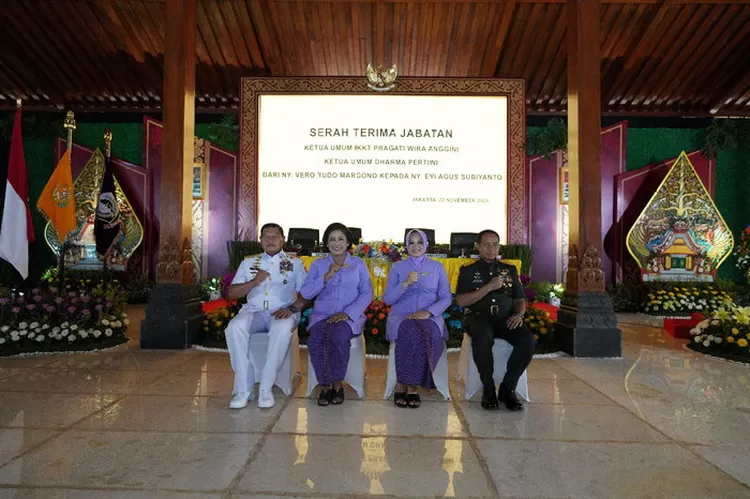 Serah terima jabatan (Sertijab) Ketum IKKT PWA dan Ketum DP dari Ny Vero Yudo Margono kepada Ny Evi Agus Subiyanto. (Foto: Puspen TNI) 