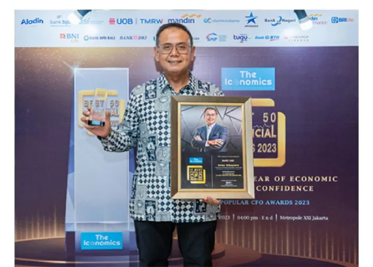 Direktur Keuangan dan Strategi Bank DKI, Romy Wijayanto menerima penghargaan sebagai 10 Most Popular CFO 2023, versi The Iconomics, pada gelaran 'Best 50 Financial Institution Awards 2023 (5th Anniversary) dan 10 Most Popular CFO Awards 2023' di Jakarta, Senin (27/11). Foto: Humas Bank DKI