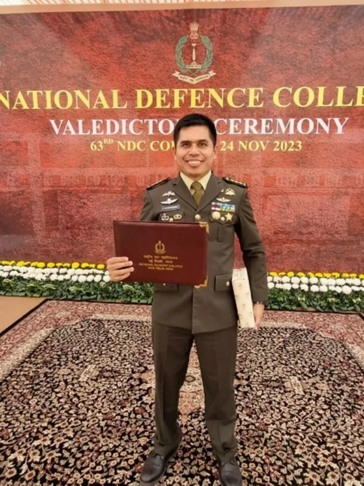 Kolonel Inf Polsan Situmorang  meraih Book Prize Award  yang diserahkan langsung oleh Komandan NDC Lieutenant General Sukrity S Dahya,  pada penutupan pendidikan National Defence College, di New Delhi, India, Jumat (24/11/2023). Foto: Dispenad