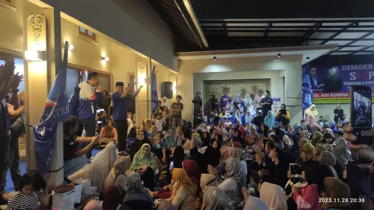 Ketum Partai Demokrat AHY dan caleg DPR RI  Adi Kurnia Setiadi  bersuka cita  menyanyi bersama  dalam silaturahmi di  Pendopo Sahabat Aksi di  Kampung Tengah, Kramatjati, Jakarta Timur, Selasa malam (28/11/2023).