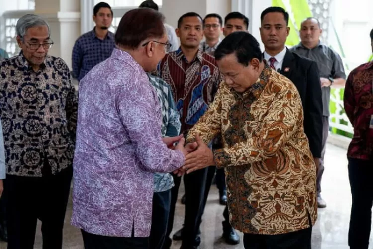 Menteri Pertahanan RI Prabowo Subianto melakukan kunjungan kerja ke Malaysia, Kamis (30/11/2023). Menhan menemui PM Malaysia H E. Anwar Ibrahim di Seri Perdana Putrajaya. Foto: Humas Kemhan