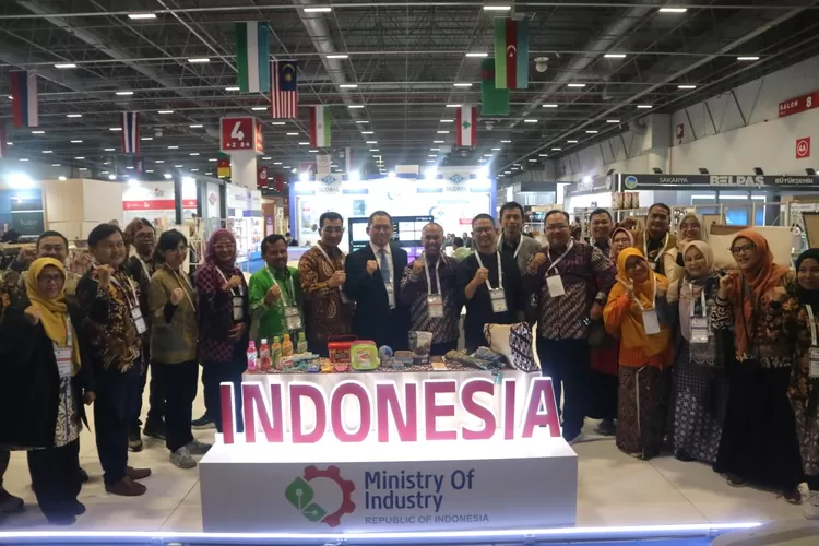 Kepala Pusat Pemberdayaan Industri Halal Kementerian Perindustrian Mohammad Ari Kurnia Taufik (batik tengah) bersama para peserta pameran OIC Halal Expo dari Indonesia.