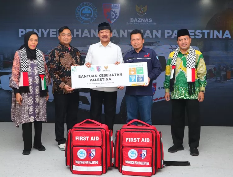  Heri Prasetia, Owner PT Kembar Medika Safety  menyerahkan  paket  alat kesehatan kepada Ketua Baznas RI, KH Noor Achmad di Gedung Baznas,  Jalan Matraman Raya, Jakarta Timur, Kamis (30/11/2023).