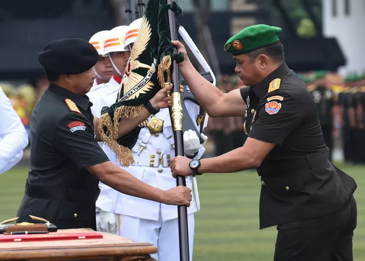 TNI AD menggelar upacara Sertijab Kasad dari Jenderal TNI Agus Subiyanto  yang kini menjabat sebagai Panglima TNI, kepada Jenderal TNI Maruli Simanjuntak bertempat di Mabesad), Jakarta Pusat, Jum'at  (1/12/2023). Foto: Dispenad