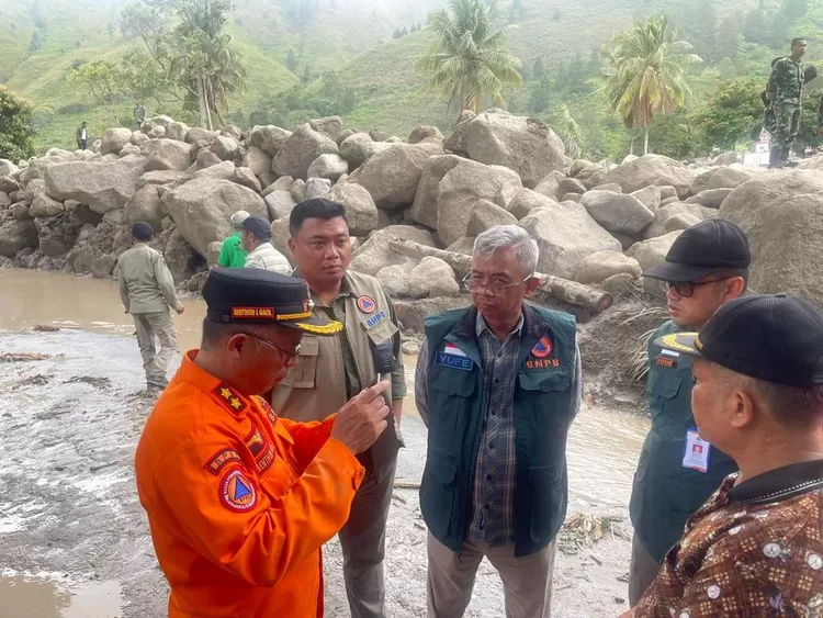 Tim BNPB berkoordinasi dengan Kepala Pelaksana BPBD Kabupaten Humbang Hasundutan di lokasi terdampak bencana banjir bandang Desa Simangulampe, Kabupaten Humbang Hasundutan, Sumatera Utara, Minggu (3/12). Foto: Humas BNPB