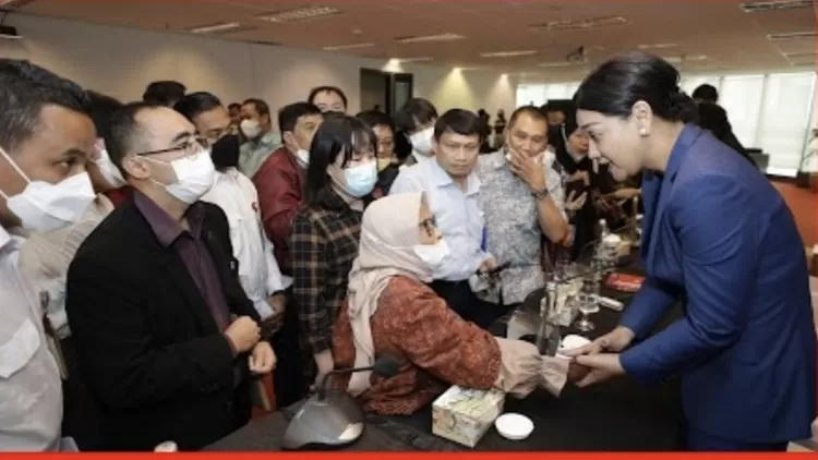 Anggota Dewan Komisioner OJK RI Friderica Widyasari Dewi menerima audiensi puluhan perwakilan korban gagal bayar Asuransi WanaArtha Life agar OJK berperan aktif melindungi dan membantu pengembalian hak-hak Pemegang Polis