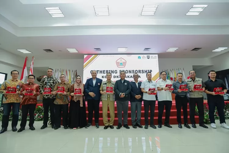 Ketua DPRD DKI Jakarta, Ketua Umum KONI DKI, dan pejabat BUMD serta swasta berfoto bersama usai menerima cindera mata.