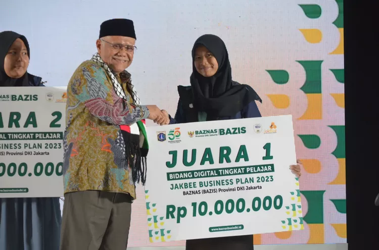 Penyerahàn juara lomba Digital Program Jakbee oleh Pimpinan Baxnas RI Dr Zainul Bahar Noor, Selasa (5)/12/2023).