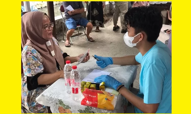 Warga Cikoding (Cilincing, Koja dan Kelapa Gading) Jakarta Utara mendapat layanan pemeriksaan kesehatan dan obat-obatan dari bakti sosial RBUI.