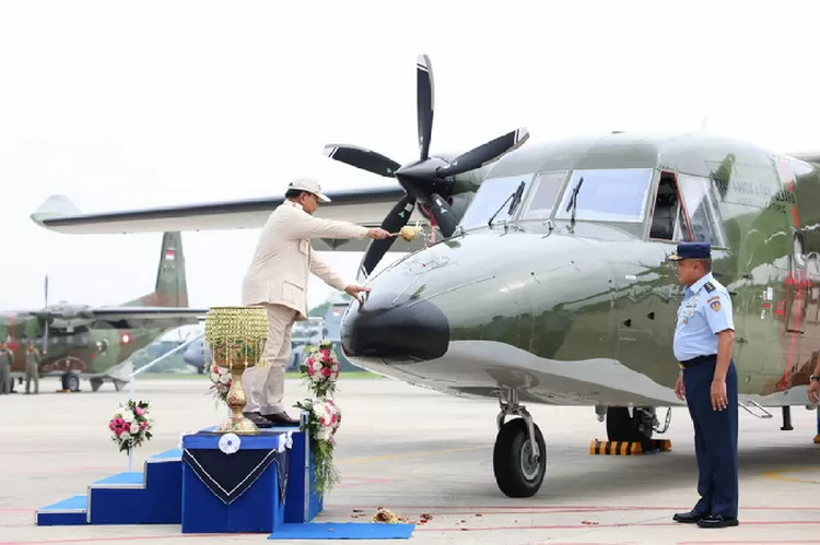Menteri Pertahanan RI Prabowo Subianto secara resmi menyerahkan 5 (lima) unit pesawat NC-212i kepada TNI Angkatan Udara di Lanud Halim Perdanakusuma pada hari Selasa (12/12/2023). Foto: Humas Kemhan