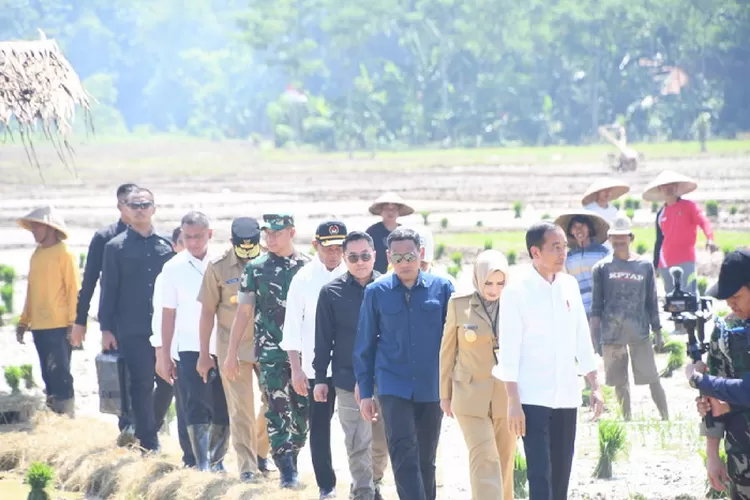 Panglima TNI Jenderal TNI Agus Subiyanto mendampingi Presiden RI Joko Widodo melakukan kunjungan kerja ke Provinsi Jawa Tengah, Rabu (13/12/2023). Foto: Puspen TNI