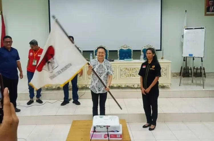Rian Putra Utama menerima bendera pataka dari ketua umum lama sebagai estafet kepengurusan empat tahun ke depan.