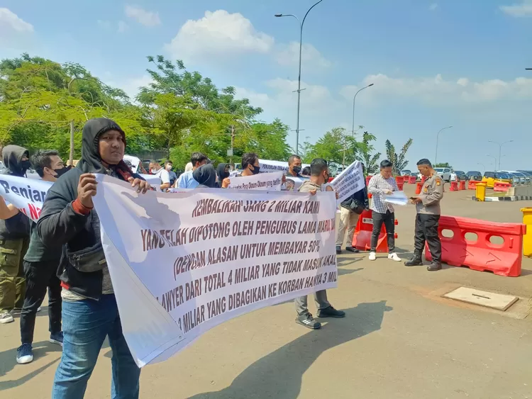 Para korban investasi Binomo  menggelar demo di depan kantor Polres Tangerang Selatan, Senin (18/13/2023).