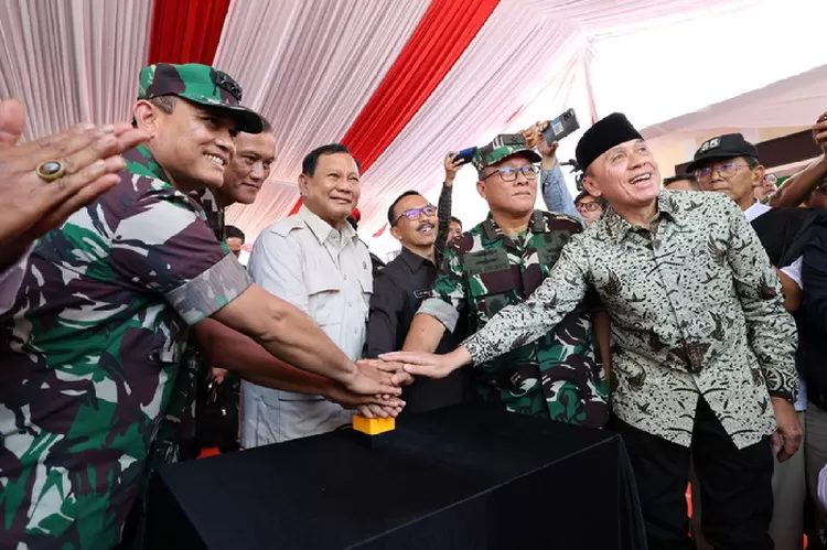 Menteri Pertahanan RI Prabowo Subianto meresmikan lima titik sumber air bersih di Desa Pamupukan, Kecamatan Ciniru, Kabupaten Kuningan, Rabu, (20/12/2023). Foto: Humas Kemhan