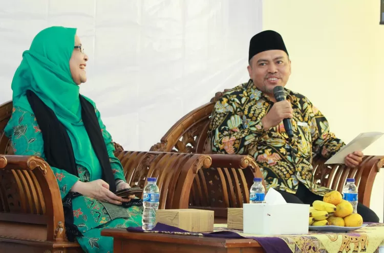 Pimpinan Baznas RI Bidang Koordinasi Nasional, KH Achmad Sudrajat (kanan) bersama rektor  IIQ Jakarta membuka ToT, Rabu (202/12/2023).