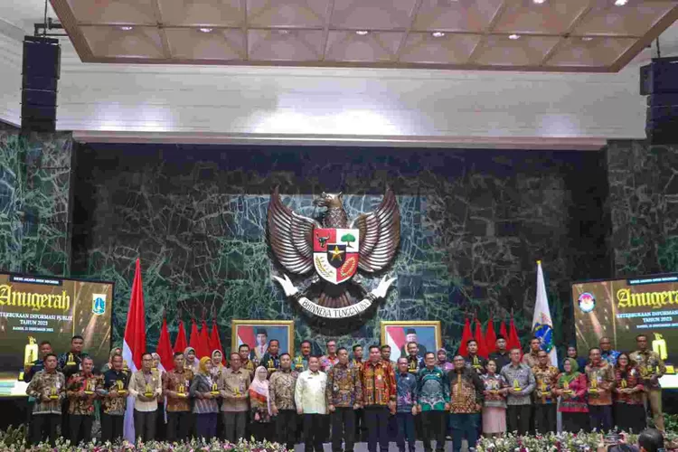 Penyerahan penghargaan keterbukaan informasi publik dati Komisi  Informasi DKI Jakarta di Balai Agung, Kamis (21/12/2023).
