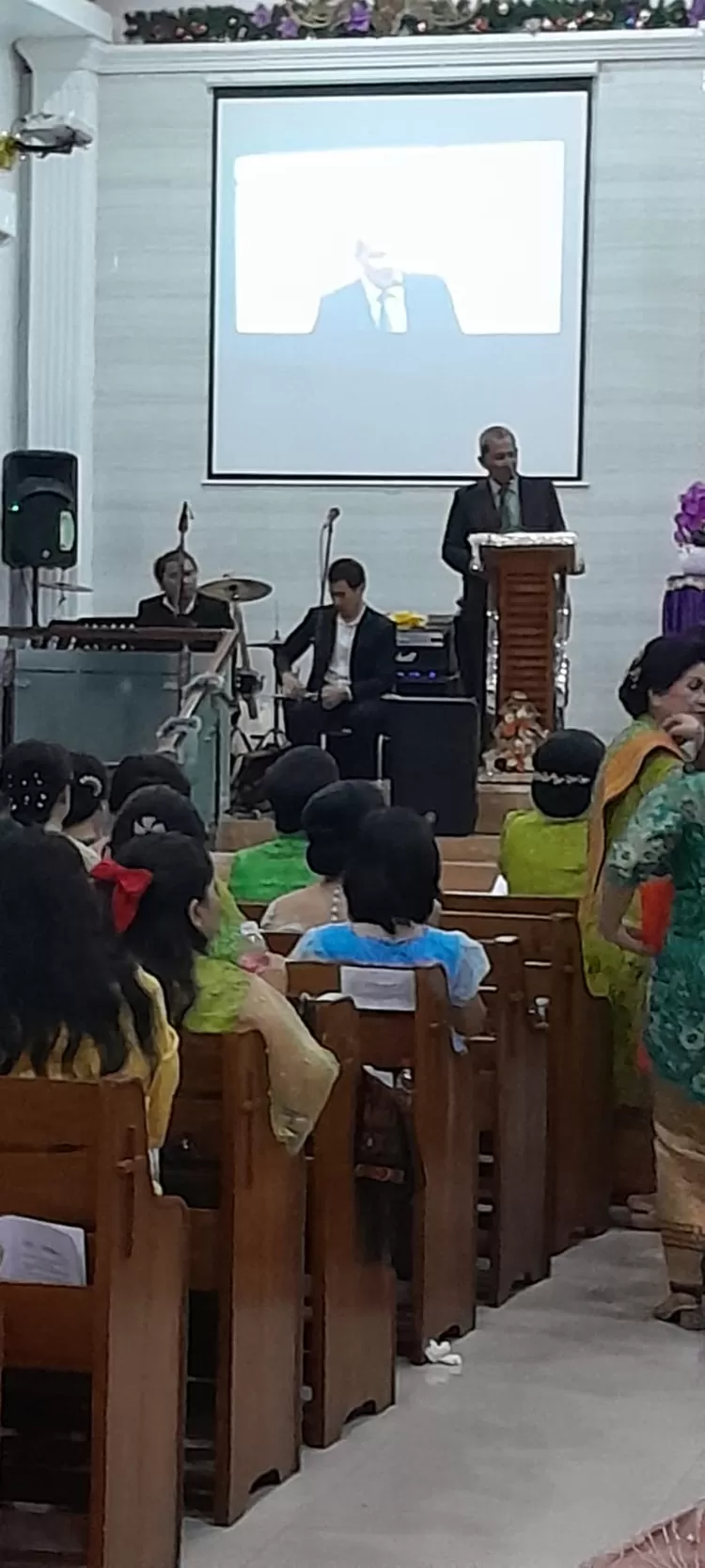 Ketua Panitia Perayaan Natal  Gereja HKBP Rajawali, Pademangan. Jakarta Utara Victor  Irianto Napitupulu menyampaikan  laporan.