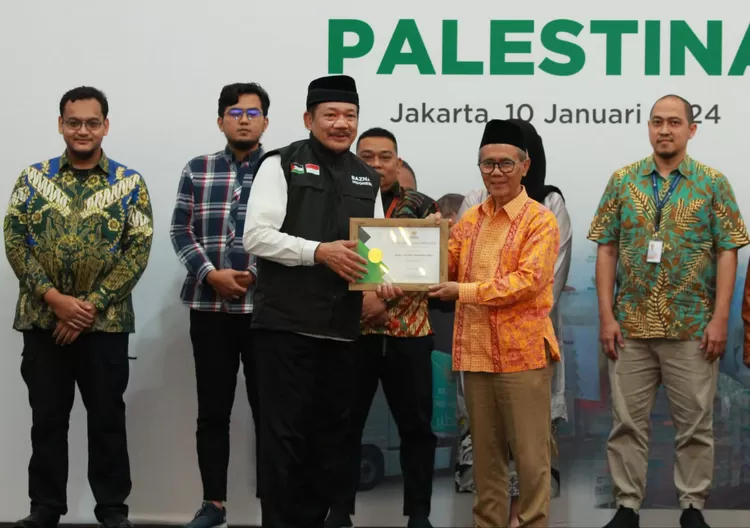 Ketua Baznas RI Prof Dr Noor Achmad, MA  menyerahkan  penghargaan kepada  pimpinan MUI Prof Dr Sudarnoto Abdul Hakim dan 600 mitra lajnnya yang menyalurkan bantuan kemanusiaan  Palestina, Rabu (10/1/2024).