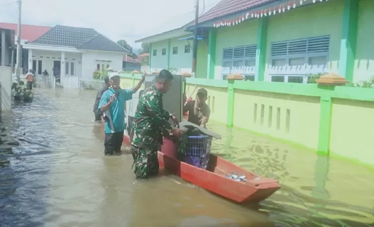 TNI turut aktif dalam upaya penanganan bencana banjir di Provinsi Jambi, dengan menurunkan pasukan TNI dari berbagai satuan untuk membantu masyarakat yang terdampak.  Foto: Puspen TNI