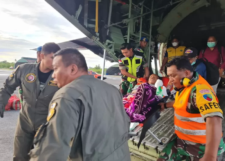Prajurit TNI AU  mengevakuasi seorang warga  di Distrik Wamena Papua Pegunungan ke Biak Numfor  karena sakit  menggunakan pesawat Hercules, Jumat (12/1/2024). (Puspen TNI) 