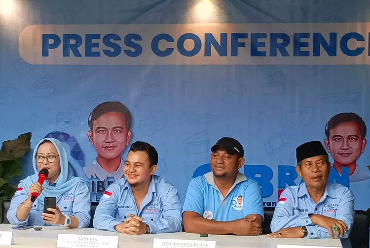 Ketua DPD Gibran Center DKI Jakarta Citra Desyanti (kiri), Ketua DPD Gibran Center Jaksel  Abdul Rahman Bintang (kedua dari kiri) dan panitia lainnya menyampaikan penjelasan terkait pelaksanaan lomba Gibran Idol, Rabu (17/1/2024).i