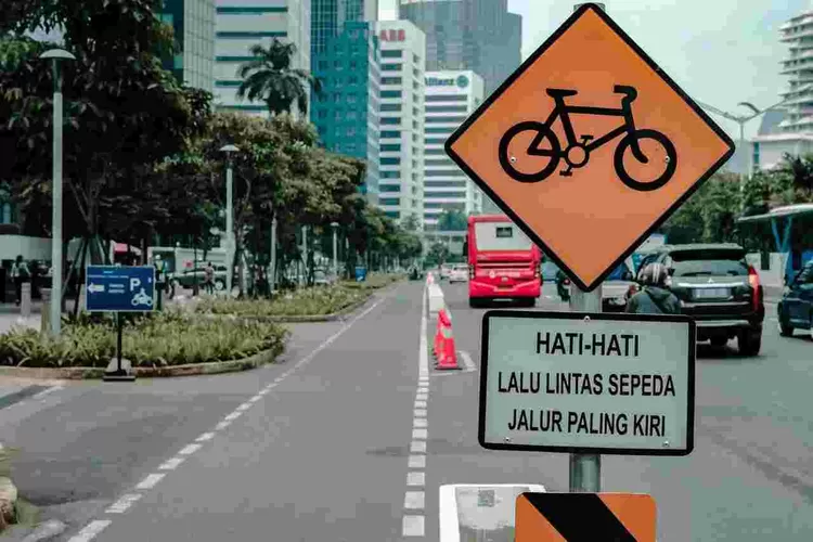Jalur sepeda di Jakarta terus diperbaiki. 