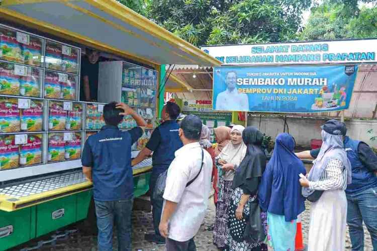 Kegiatan bazar sembako murah di halaman gedung Kantor Lurah Mampang Prapatan ditinjau Pj Gubernur DKI Jakarta Heru Budi Hartono, Rabu (24/1/2024).